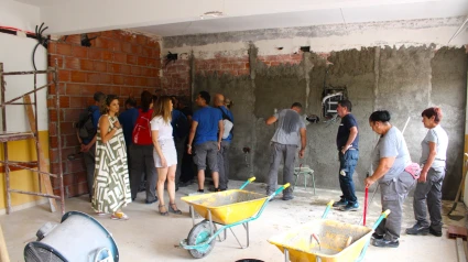 Alumnos de un programa de empleo construyen un comedor y una cocina en el colegio de Torrecilla
