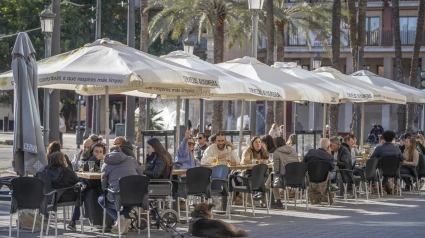 Un grupo de personas en una terraza de Valencia