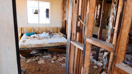 Interior y dormitorio de una casa okupada