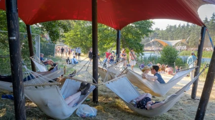 Gente durmiendo en hamacas