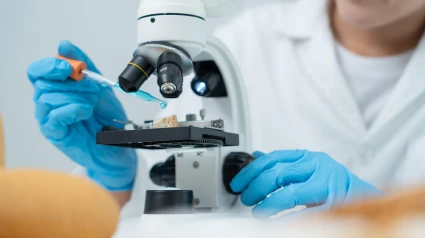 Científicos analizan muestras bioquímicas en un laboratorio científico avanzado.