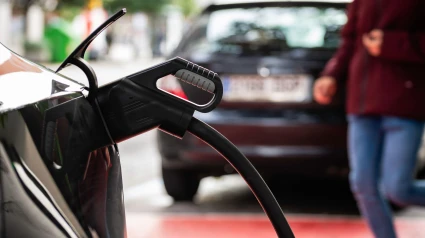 Recarga de coche eléctrico en un puerto de carga en Gijón, Asturias