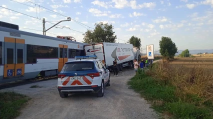 El camión habría quedado atrapado en el paso de vías y el tren habría ido reduciendo la velocidad, aunque acabó chocando con el vehículo.