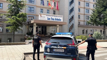 Policía Nacional a la puerta de la residencia de Zamora