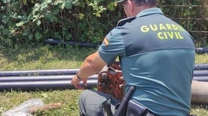 Guardia Civil junto al artefacto encontrado