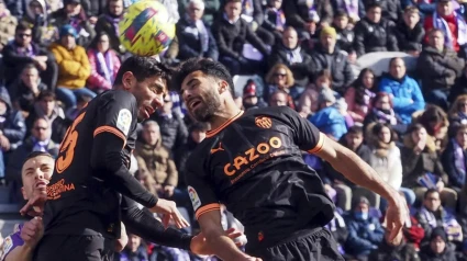 Cenk y Cömert, en un partido del Valencia CF en 2023