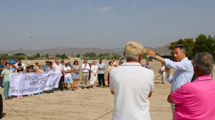 El alcalde y vecinos de Torrecilla y Campillo durante una de las protestas para reclamar la modificación del proyecto del AVE