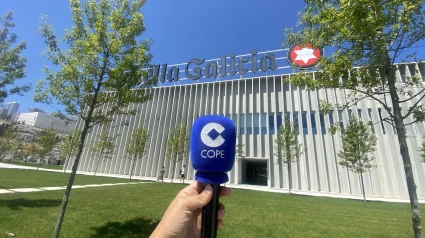 Micrófono de COPE en la planta de Estrella Galicia de Morás (Arteixo)