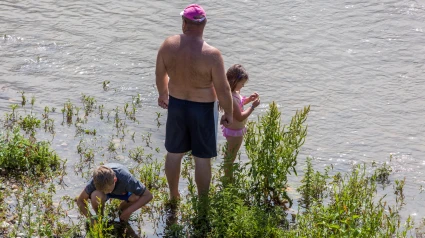 Un padre con sus hijos en un viaje de verano