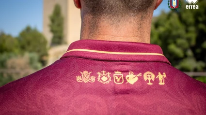 La nueva camiseta del CF Lorca Deportiva lleva detales de las cofradías de Semana Santa