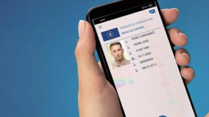 Un conductor con su carnet de conducir en la aplicación miDGT