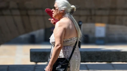Una mujer se abanica durante la ola de calor, a 30 de junio de 2025, en Madrid
