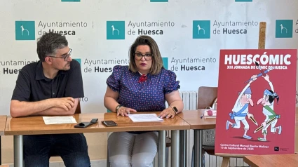 La concejal de Cultura, Sonia Latre y del coordinador de Huescómic, Óscar Senar.