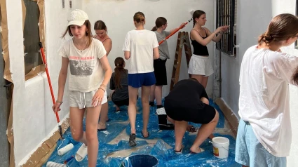 Grupo de Lituanos trabajando en una cas de Paiporta