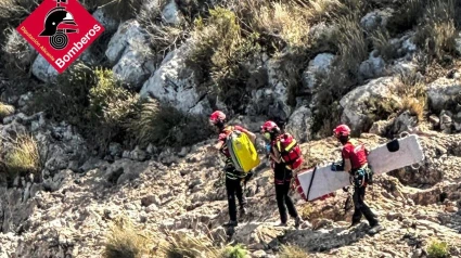 Equipo de bomberos en el rescate de un senderista en el Penyal d'Ifach en Calp