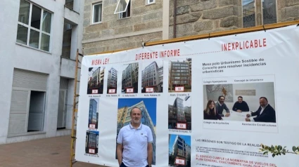 El promotor del edificio, José Benito López, tras colocar la segunda lona en la fachada del edificio