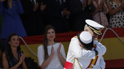 La princesa Leonor tras recibir la Gran Cruz al Mérito Naval de manos de su padre, el rey Felipe VI