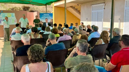 Diputados y senadores del Pp, junto al alcalde, explican su propuesta de reforma de la Ley de Costas a los vecinos del poblado de Puntas de Calnegre