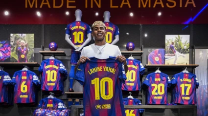 Lamine Yamal posa con la camiseta del Barcelona con el número 10