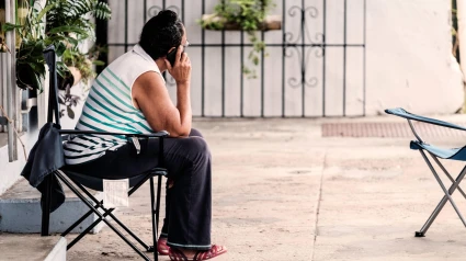 Una mujer habla por teléfono