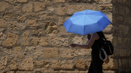 Una mujer se protege del sol con un paraguas este miércoles, en Córdoba