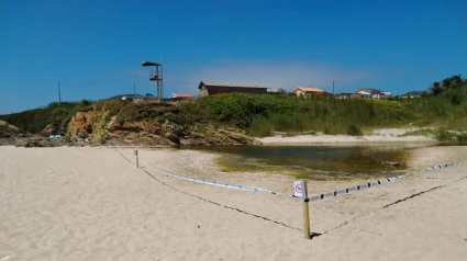 La zona del río que se ha prohibido para el baño en  A Fragata está señalizada