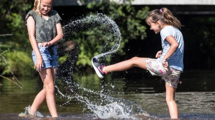 Niñas jugando en el agua