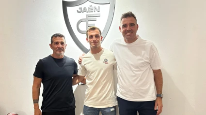 El delantero sevillano llega tras jugar en Unionistas y renunciar a Primera RFEF para unirse al proyecto de Manuel Herrero