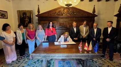 La rectora ha firmado en el Libro de Honor del Ayuntamiento