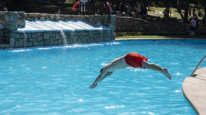 (Foto de ARCHIVO)Un hombre salta de cabeza al agua, en las piscinas de Las Berceas, a 21 de agosto de 2021, en Cercedilla, Madrid, (España). Estas piscinas se encuentran en el Parque Recreativo de Las Berceas, un complejo situado en el Valle de la Fuenfría y que cuenta con 30 hectáreas de extensión. El recinto incluye merenderos, vestuarios, duchas, aseos, bar, enfermería y zona de césped, así como dos grandes piscinas rodeadas de pinos silvestres y un parque de aventura en los árboles. El aforo de este área recreativa es de 3571 personas (1750 en la situación actual de pandemia). Las piscinas de Las Berceas son conocidas como piscinas ‘naturales’, ya que su agua procede de varios arroyos, pero tienen tratamiento de cloro. El Parque Recreativo de Las Berceas ofrece una alternativa de ocio al aire libre y para combatir la actual ola de calor tras el cierre del Pantano de San Juan.Rafael Bastante / Europa Press21 AGOSTO 2021;CERCEDILLA;TIROLINAS;PISCINAS21/8/2021
