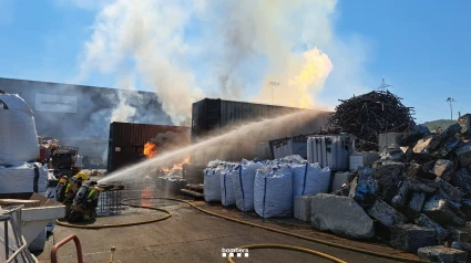 Bomberos atacando las llamas de la industria en Rubí