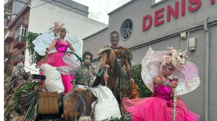 La Falla Port Rotes en el inicio del desfile de carrozas de Dénia 2025
