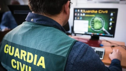 Agente de la Guardia Civil tramitando una denuncia