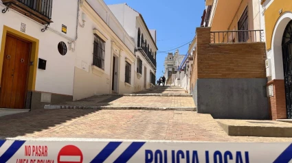 Calle precintada por la Policía Local de Alcalá por el siniestro de la Casa Ibarra