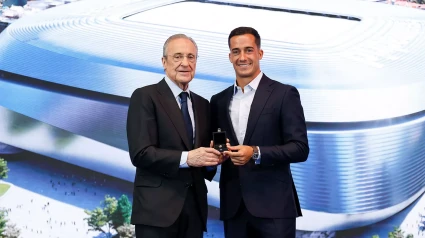 Lucas Vázquez posa con Florentino Pérez durante el acto de este jueves.