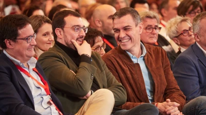 Los presidentes de Asturias (c) y España (d), Adrián Barbón y Pedro Sánchez, en un congreso del PSOE