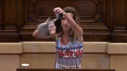 Una diputada de la CUP rompe una foto de Felipe VI en el Parlament catalán