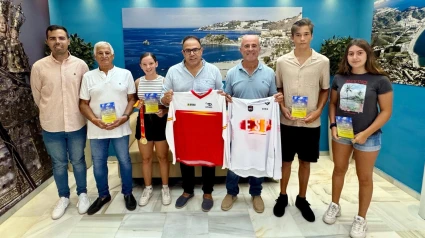 Los homenajeados posan junto al Alcalde y al concejal de Deportes