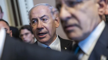 El primer ministro israelí, Benjamin Netanyahu (C), camina hacia una reunión con el liderazgo bipartidista del Senado en el Capitolio de los Estados Unidos, en Washington, DC.