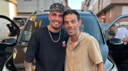 Antonio Barrul con su padre y la furgoneta