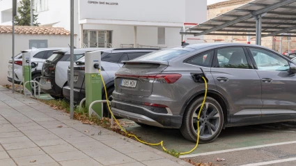 Punto de recarga público para coches eléctricos en la localidad mallorquina de Manacor