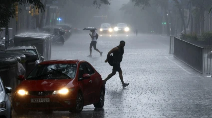 Aspecto de una calle del centro de Barcelona durante la tormenta que ha caido en la capital catalana