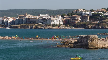 La playa de Sant Martí d'Empúries con restos de la muralla griega Costa Brava, Cataluña