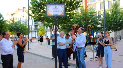 Fernando Roldán descubre la placa con su nombre en el barrio de San Fernando ante el alcalde de Lorca