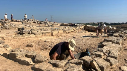Persones treballant al jaciment de Gebut, a Soses (Lleida)