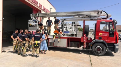 Lola Ibort junto a los bomberos en formación