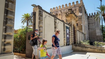 Turistas salen del Alcázar de Jerez