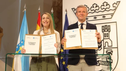 La presidenta de la Junta de Extremadura, María Guardiola, y el presidente de la Xunta de Galicia, Alfonso Rueda, firman una declaración institucional