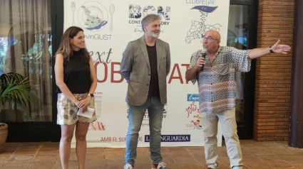 Presentación de la publicación Estiu al Baix 2025 en Gavà Mar. De izquierda a derecha, Eva Martínez, presidenta del Consell Comarcal del Baix Llobregat; Isidre Casas, regidor de Turisme i Comerç de l'Ajuntament de Gavà, y Juan Carlos Valero, periodista y editor de BCN Content Factory