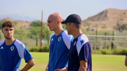 Rubén Torrecilla, junto a uno de los nuevos fichajes, el defensa central Rentero.
